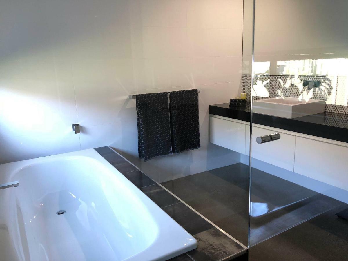 The Sinatra Holiday House - Couples Retreat Mulwala Exteriör bild